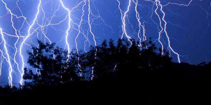 Hindistan'da facia: Yıldırım isabet eden 15 kişi öldü