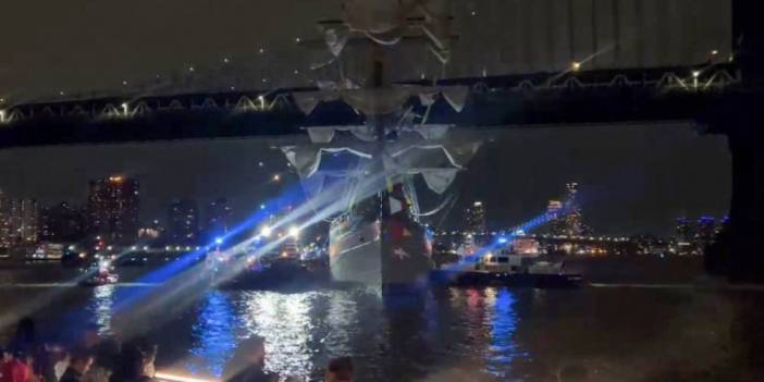 Meksika donanma gemisi köprüye çarptı: 2 ölü onlarca yaralı