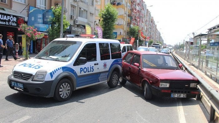 Ehliyetsiz genç kaza yaptı; annesi polise söz verdi