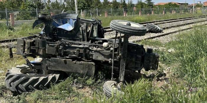 Uşak'ta tren kazası: Traktör sürücüsü yaralandı