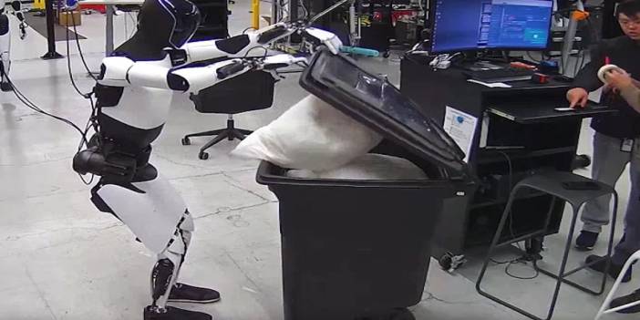 İnsansı robot Optimus yeni becerilerini sergiliyor: Çöpleri çöp kutusuna atıyor, temizlik yapıyor