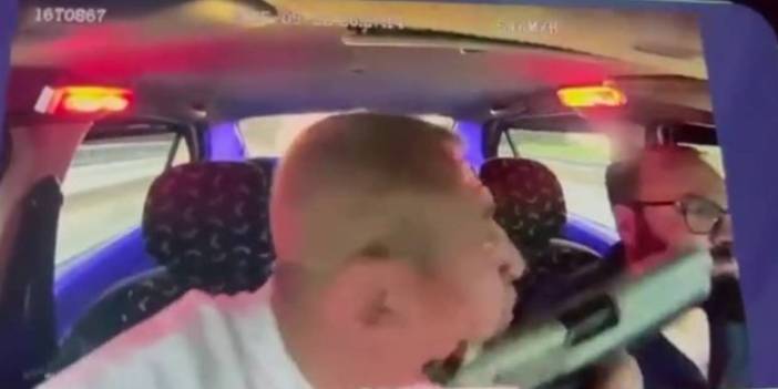 Dakikalar süren dehşet anları kamerada! Taksiciye silah çekti