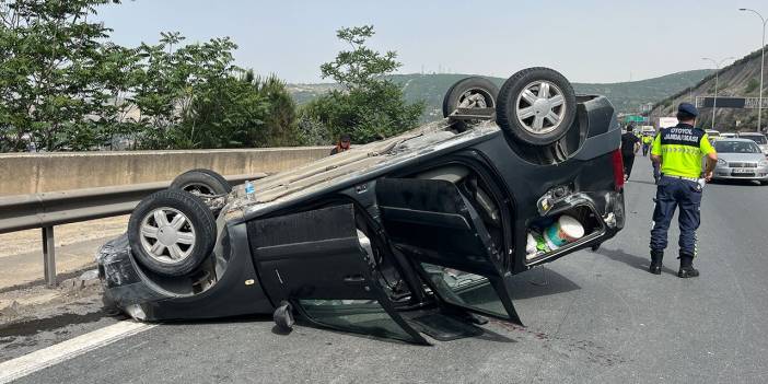 TEM’de hafif ticari araç bariyere çarpıp devrildi; 3 yaralı