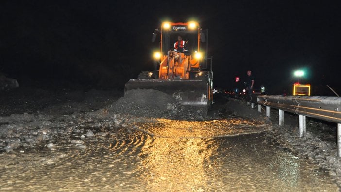 Manisa-İzmir karayolu heyelan nedeniyle ulaşıma kapanmıştı: Kontrollü olarak trafik akışı başladı