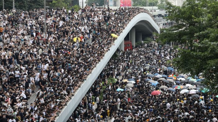 Hong Kong'da hükümet binaları kuşatıldı