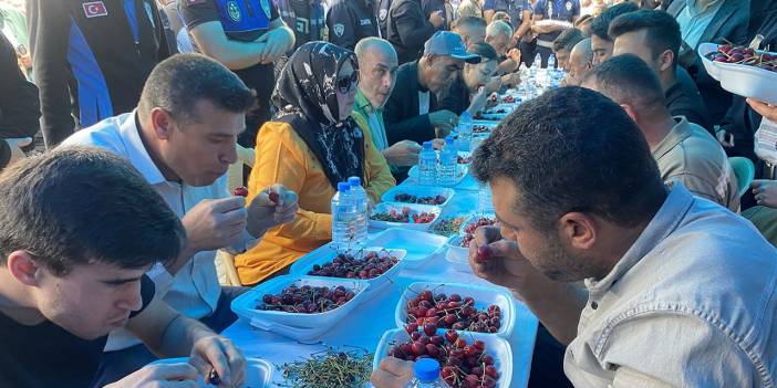 10 dakikada 2 kilo 592 gram yedi: Yarım altını kaptı