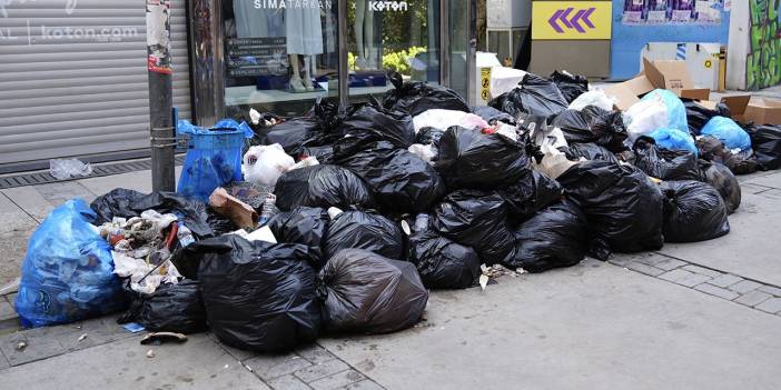 Yaklaşık 23 bin işçinin grevi dördüncü gününde: Çöpler dağ gibi oldu