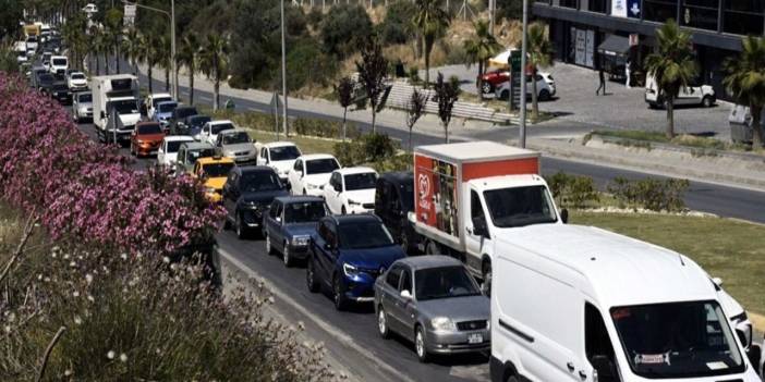 Aydın Kuşadası'na akın ettiler: 24 saatte 60 binden fazla araç giriş yaptı