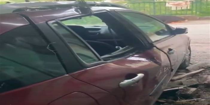 Kurbanlık boğa çatıdan düştü: Arabayı pert etti duvarı da çökertti