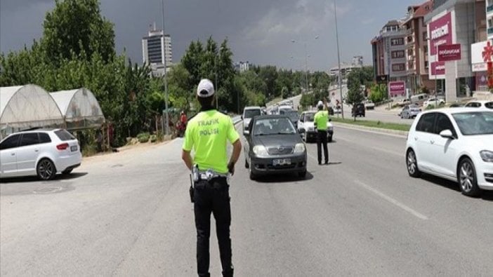 Trafikte makas atan sürücüye sedyede ceza