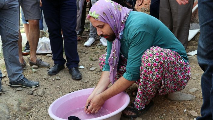 Evlenmenin bedeli: Ruj sürüldü, kazanın üstünde oynatıldı, leğende çorap yıkadı!