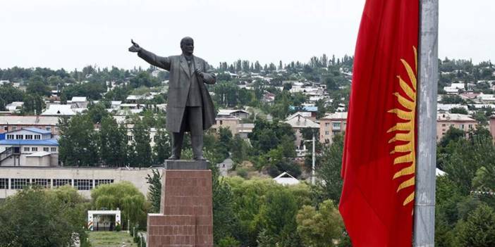 Orta Asya'nın en büyüğüydü: Lenin heykeli söküldü