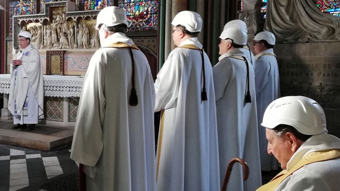 Yangından sonra Notre Dame Katedrali'nde ilk ayin kasklarla