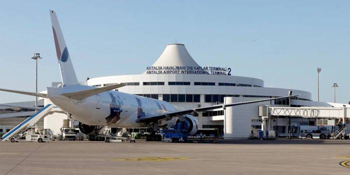 Son dakika... Antalya Havalimanı'nda tavan çöktü