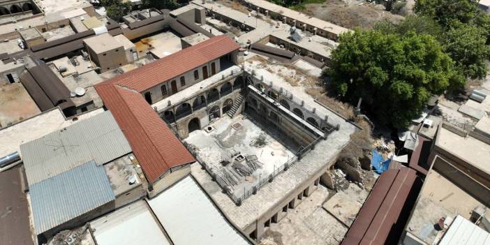 6 Şubat depremlerinde hasar gören tarihi han restore diliyor