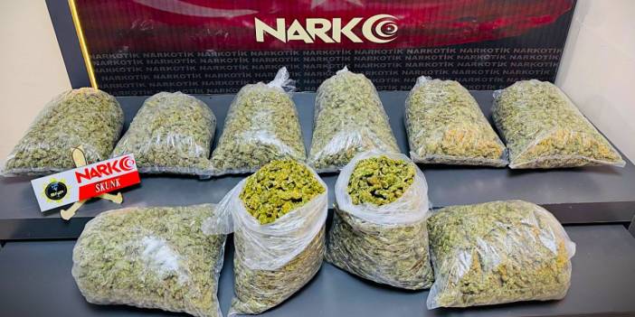 Kaçan araçtan atılan torbada kilo kilo uyuşturucu bulundu