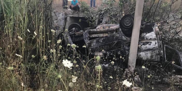 Araç alev topuna döndü: Sürücü tarlaya savrulup can verdi
