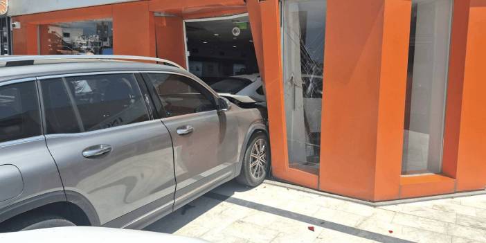 Cip çarptı, otomobil bankaya girdi: Şube ortasında şoke eden anlar