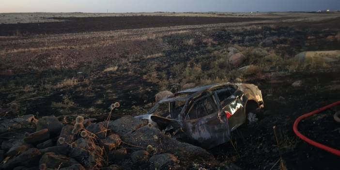 Seyir halindeki araçta yanarak can verdi