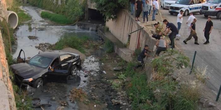 Bursa'daki kazada sürücü araca sıkıştı! 13 yaşındaki çocuk öldü