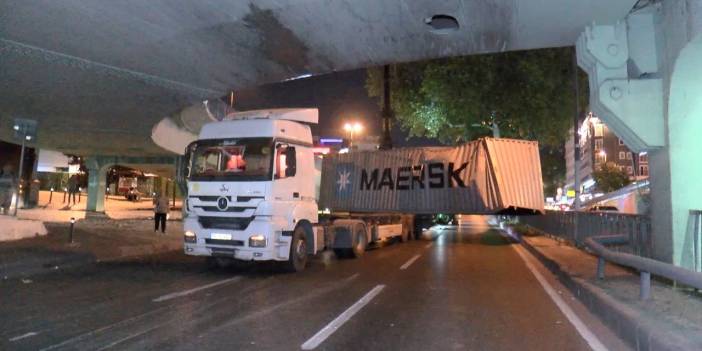 TIR alçak tavanlı köprüye girdi: Trafik kapandı