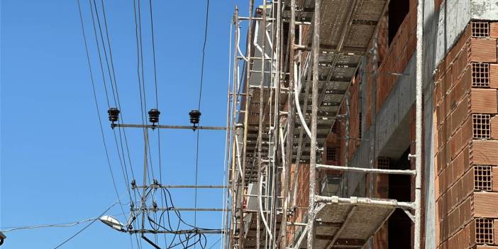 İskeleye çıkan işçi 4'ncü katta elektrik akımına kapıldı