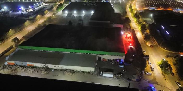 Sanayi bölgesinde yangın: Mobilya fabrikasında hasar oluştu