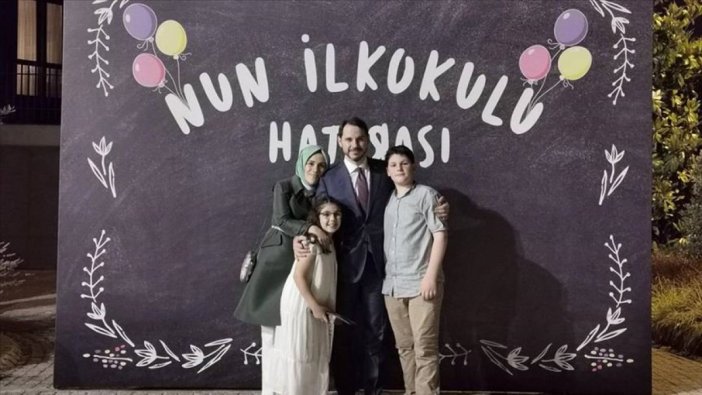 Bakan Albayrak aile fotoğrafını paylaştı