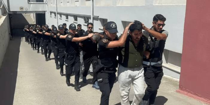 Uyuşturucu TIR’ı Adana’da durdu: Şebeke çökertildi