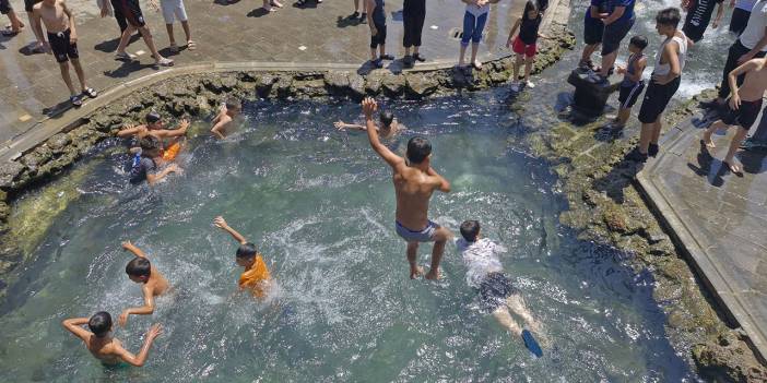 Diyarbakır'da çocukların süs havuzunda tehlikeli serinliği