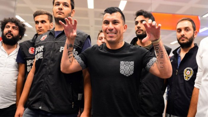 Beşiktaş'ın yeni transferi Gary Medel, İstanbul'a geldi