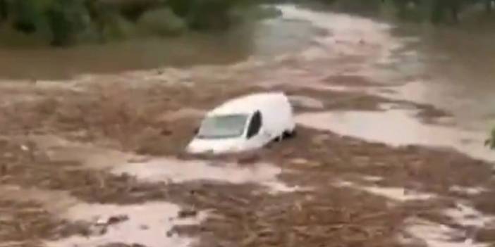 İspanya'yı sel vurdu: Araçlar yollarda mahsur kaldı