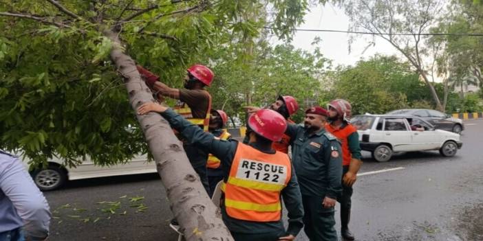 Aşırı yağışlar bir günde 54 can aldı