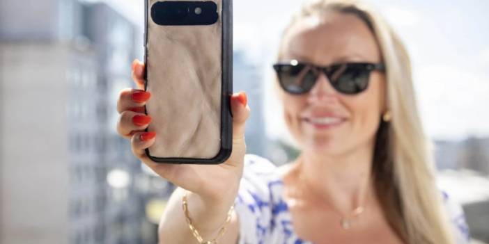 Ürkütücü! İnsan derisini tıpatıp andıran telefon kılıfı yaptılar