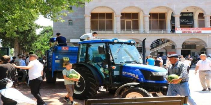 15 ton karpuz ücretsiz dağıttılar! Yarım saatte tükendi