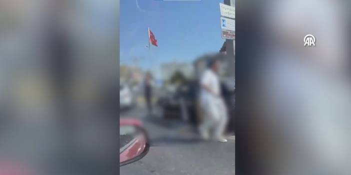 Akan trafikte araçtan inip oynamaya başladılar! Cezaları kesildi