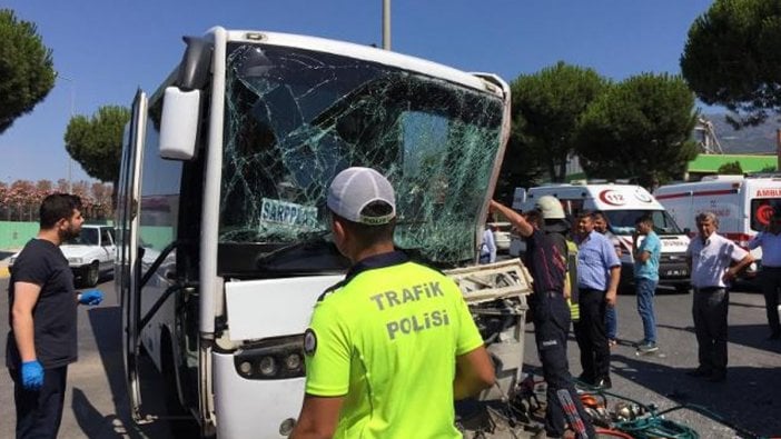 Manisa'da işçi servisiyle TIR çarpıştı: 6 yaralı