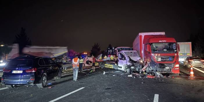 Zincirleme kazada 4 araç hurdaya döndü: Çok sayıda yaralı var