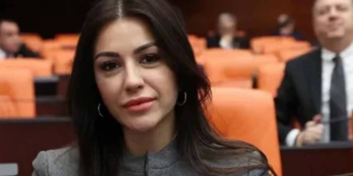 AKP'li vekilin pozu olay oldu! Koluna takıp paylaştı