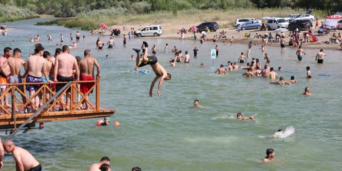 Sıcaktan kaçan Çoruh Nehri'ne koştu