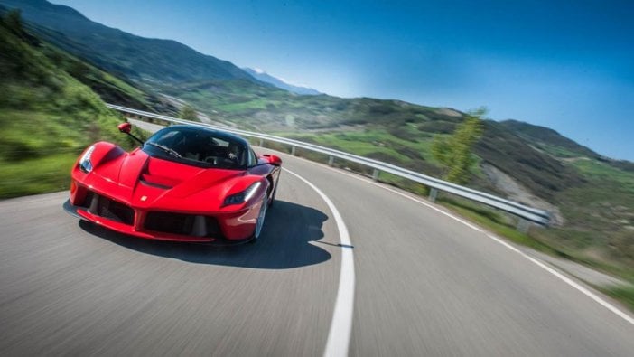 Kastamonu'da bir Ferrari yoldan çıktı, okulun istinat duvarını aşarak bahçeye uçtu