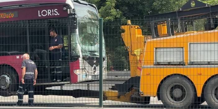Esenyurt'ta metrobüs durakta bekleyen araca çarptı!