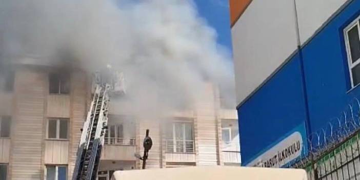 Esenyurt'ta 4 katlı binada yangın!