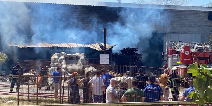 Fabrikada çıkan yangın yandaki 2 fabrikaya daha sıçradı