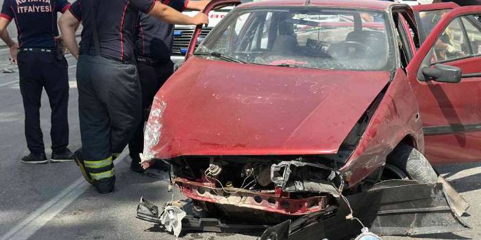 Otomobil alt geçidin duvarına çarptı: Yaralılar var