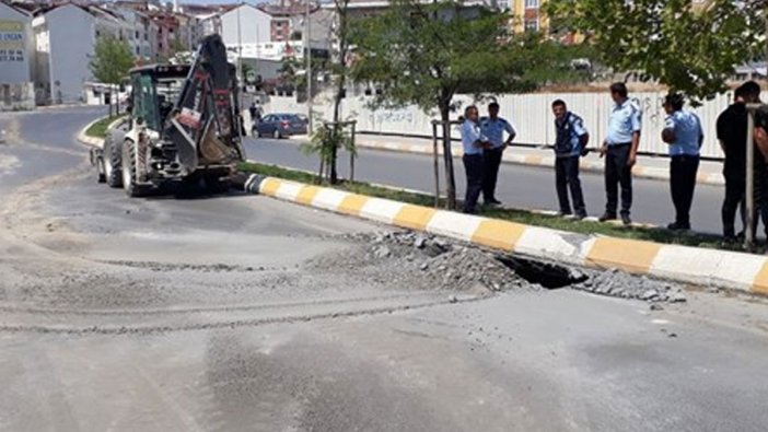 Esenyurt'ta yol çöktü, cadde trafiğe kapatıldı