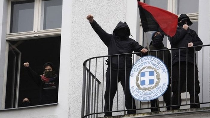 Anarşistler, Yunanistan'da seçim sandığını çaldı