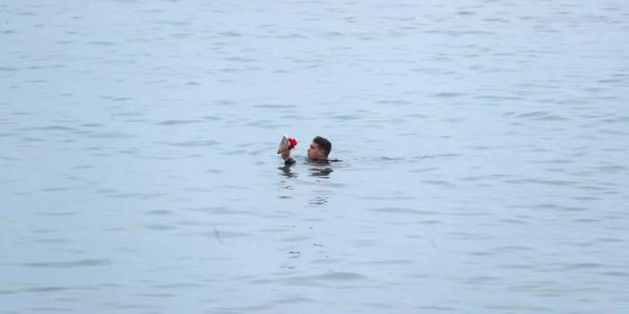 İspanya'ya kadar yüzüp iltica etti