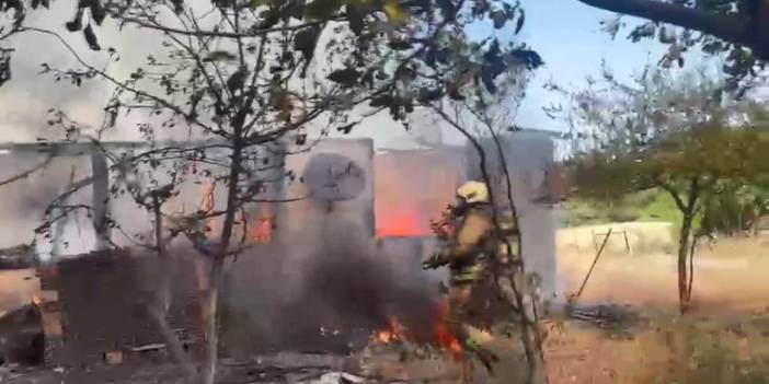 Arnavutköy’de yangın alarmı! Tek katlı ev alev aldı