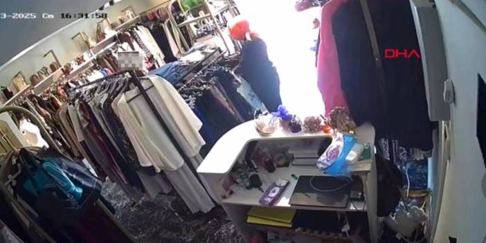 Hırsızlık anı kamerada: Alacakmış gibi yapıp poşete koydu